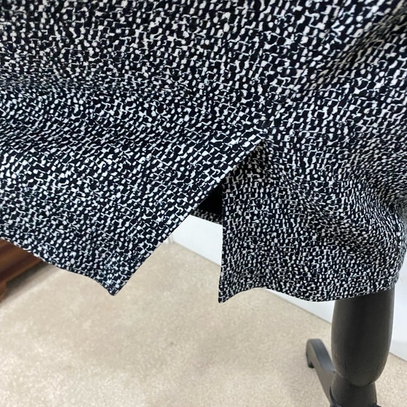 WHBM hombre V Black & White design dress granular print. Lined and well made. 6 - Picture 9 of 14